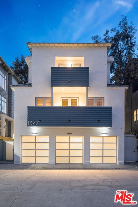 1347 Palisades Beach Rd in Santa Monica, CA - Building Photo - Building Photo