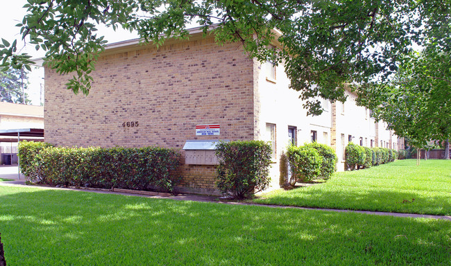 Collier Square Townhomes in Beaumont, TX - Building Photo - Building Photo