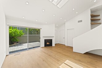 13336 Maxella Ave in Marina Del Rey, CA - Building Photo - Building Photo