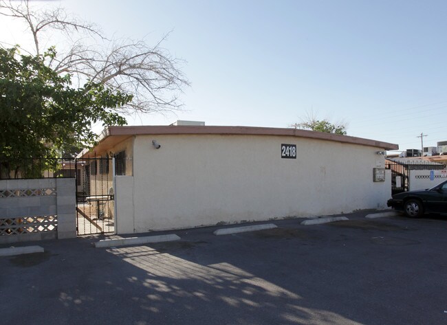 2412-2418 Mccarran St in North Las Vegas, NV - Foto de edificio - Building Photo
