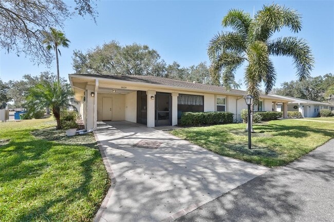 property at 2035 Hampstead Cir