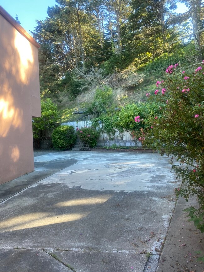 204 Palisades Dr in Daly City, CA - Building Photo - Building Photo