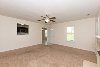 310 Cabinwood Ct in Richlands, NC - Building Photo - Building Photo