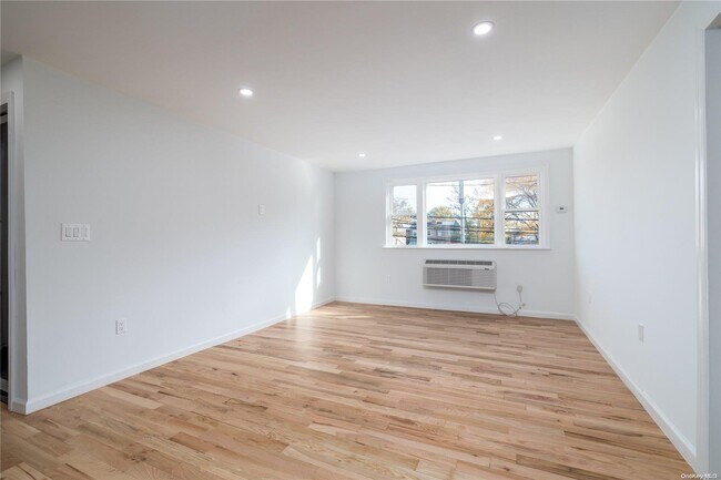 30-54 82nd St-Unit -2nd Fl in Queens, NY - Building Photo - Building Photo