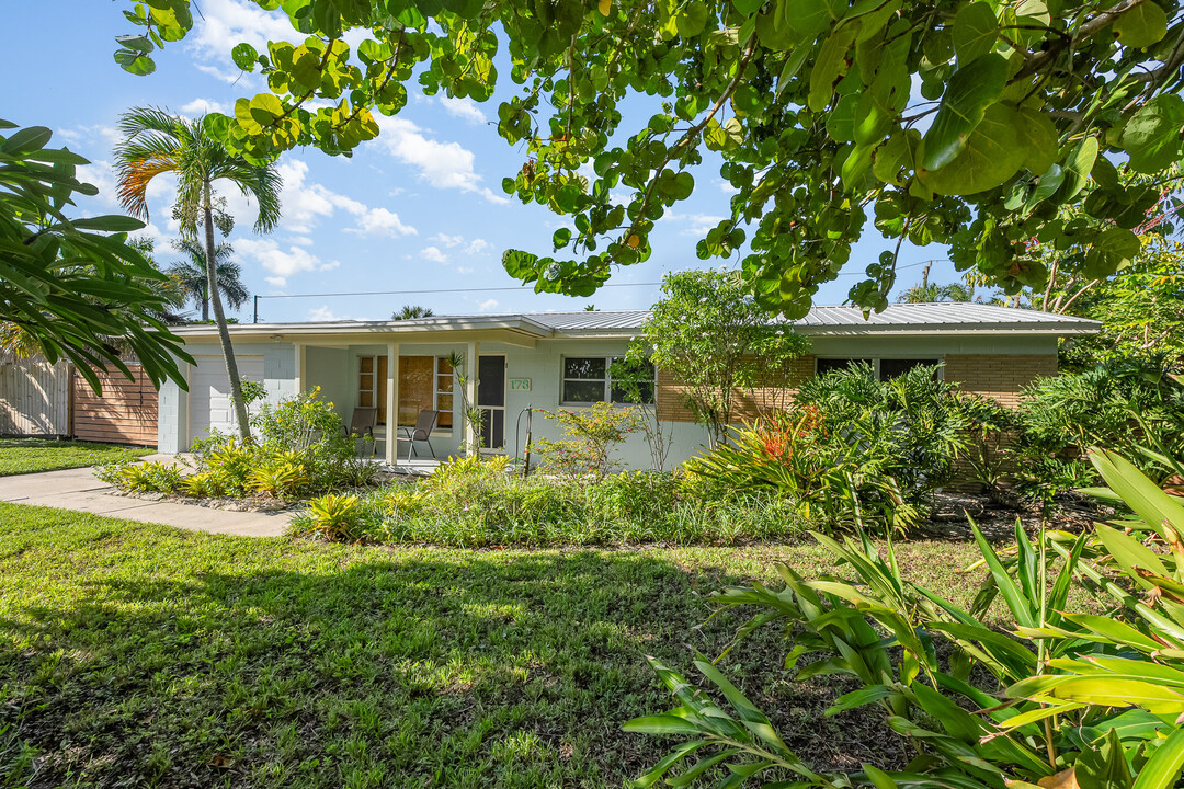 173 Berkeley St in Satellite Beach, FL - Foto de edificio