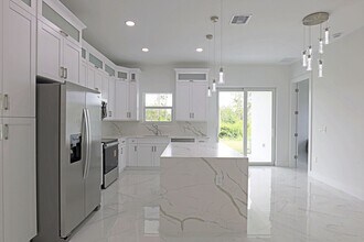 929 Eisenhower Blvd in Lehigh Acres, FL - Building Photo - Building Photo