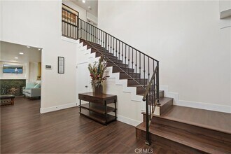 7425 Vanalden Ave in Los Angeles, CA - Foto de edificio - Building Photo