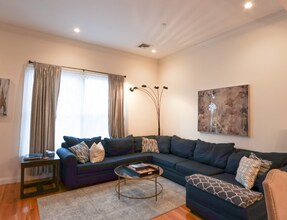 2 Harvard Sq, Unit 2 in Brookline, MA - Building Photo - Building Photo