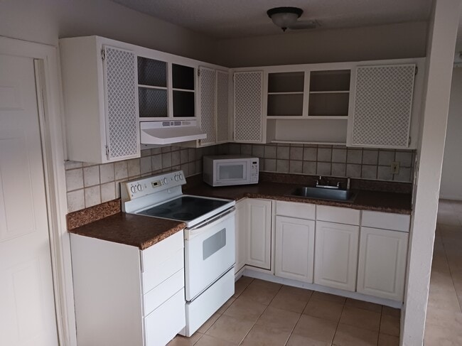 2000 NW 27th St, Unit 1 in Oakland Park, FL - Foto de edificio - Building Photo