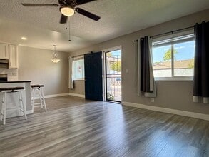 17132 Emerald Ln, Unit D in Huntington Beach, CA - Foto de edificio - Building Photo