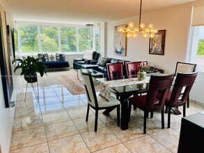 8233 Harding Ave in Miami Beach, FL - Foto de edificio - Building Photo