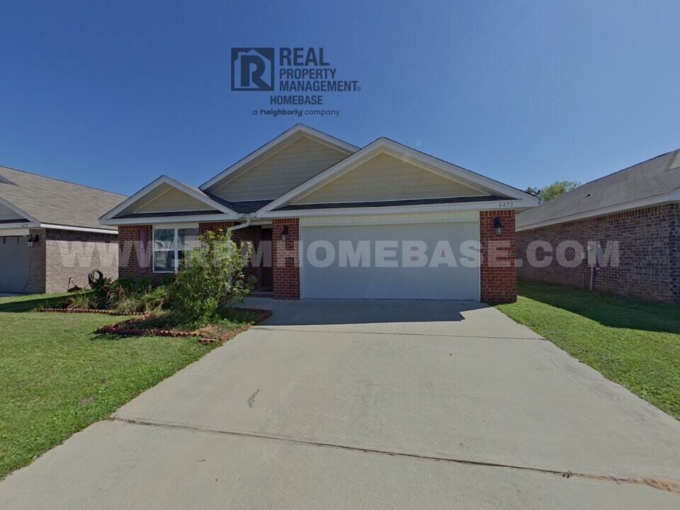 6473 Churchill Cir in Milton, FL - Building Photo