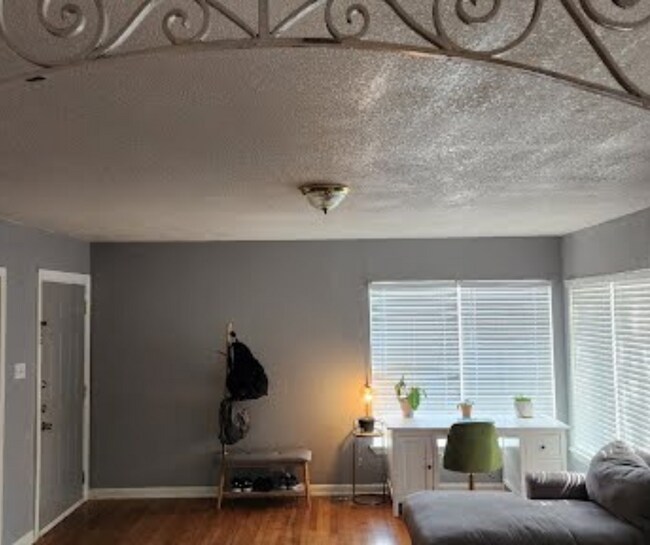 2057 W Summit Ave, Unit B in San Antonio, TX - Building Photo - Building Photo