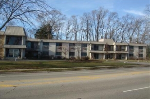 Chandelier Apartments in Libertyville, IL - Building Photo