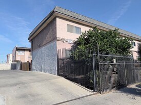 9011 Columbus Ave in Los Angeles, CA - Building Photo