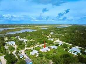 4811 NE Savannah Rd in Jensen Beach, FL - Foto de edificio - Building Photo