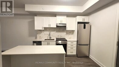 705 Davis Dr in Newmarket, ON - Building Photo - Building Photo