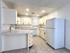 5813 Iris Ave in Las Vegas, NV - Building Photo - Building Photo