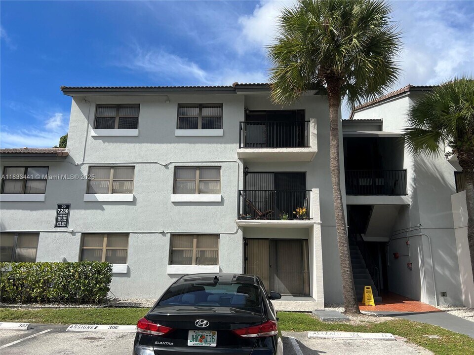 7090 NW 179th St in Hialeah, FL - Building Photo