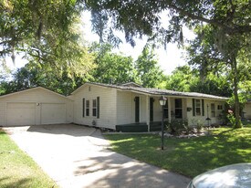 306 Circle Way St in Lake Jackson, TX - Building Photo