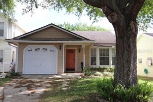 9438 Bud Wood St in Gotha, FL - Building Photo