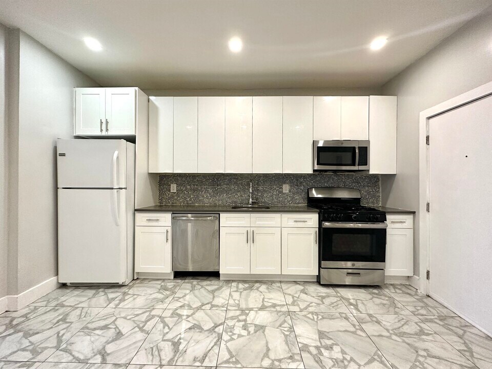 55 Wallis Ave in Jersey City, NJ - Building Photo