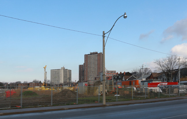 Dickinson Tower in Toronto, ON - Building Photo - Building Photo