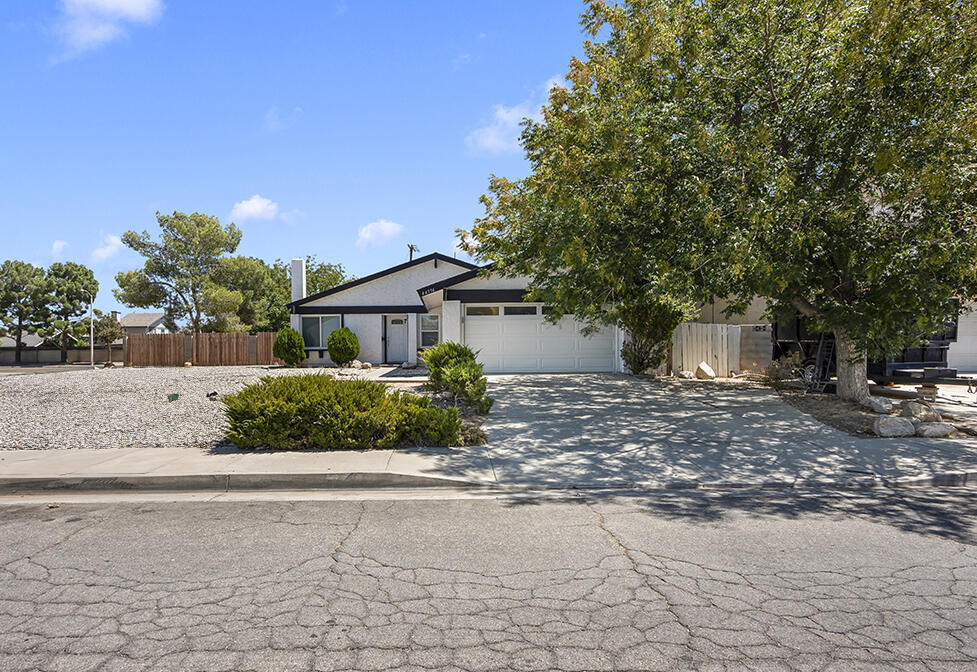 44556 Fenhold St in Lancaster, CA - Building Photo