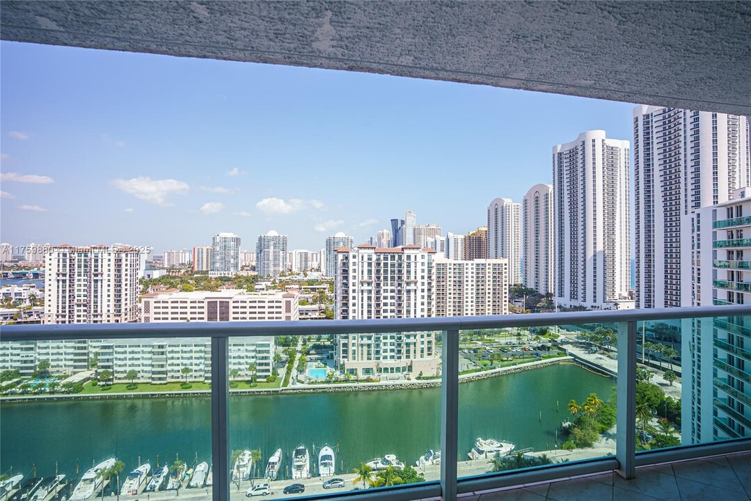 100 Bayview Dr, Unit 1929 in Sunny Isles Beach, FL - Foto de edificio
