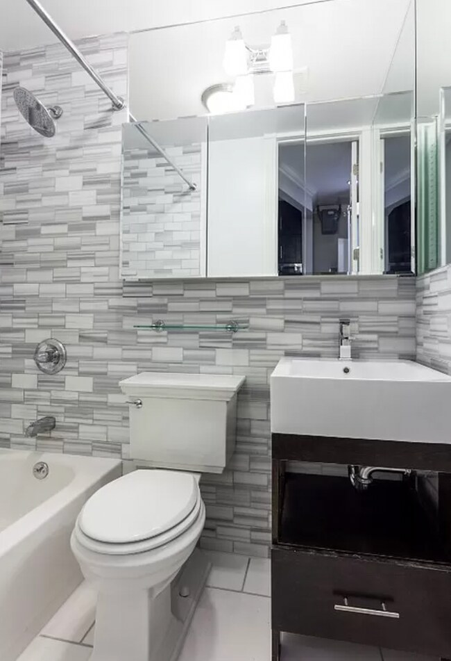 325 W 16th St in New York, NY - Building Photo - Building Photo