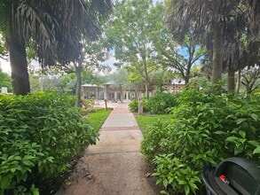 120 Sparrow Dr in Royal Palm Beach, FL - Building Photo - Building Photo