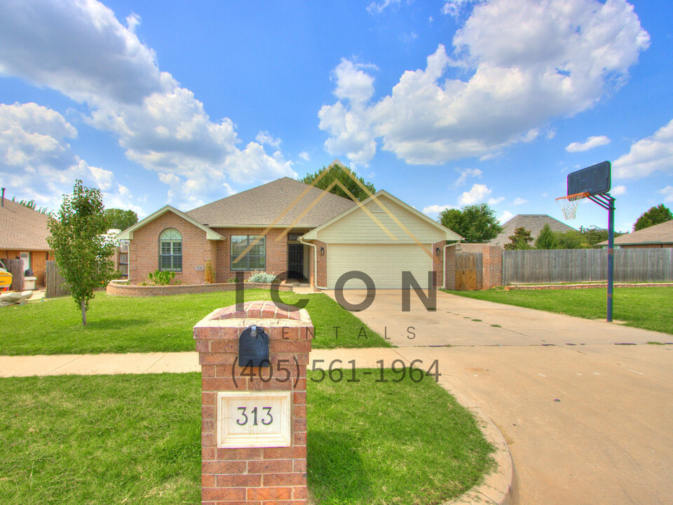 313 E Plantation Terrace in Mustang, OK - Building Photo