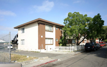 7629 Lockwood St in Oakland, CA - Foto de edificio - Building Photo