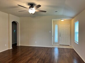 1530 Redbridge Dr in Seguin, TX - Building Photo - Building Photo