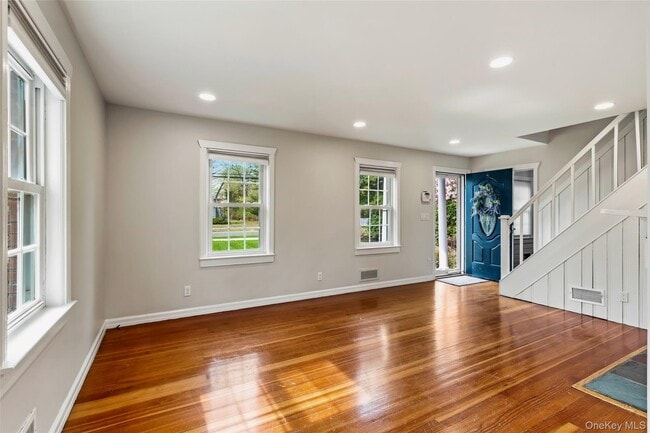 373 Great River Rd in Great River, NY - Building Photo - Building Photo