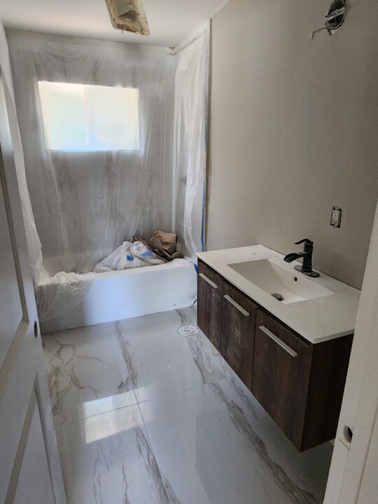 390 W Lake Ave NW in Atlanta, GA - Building Photo