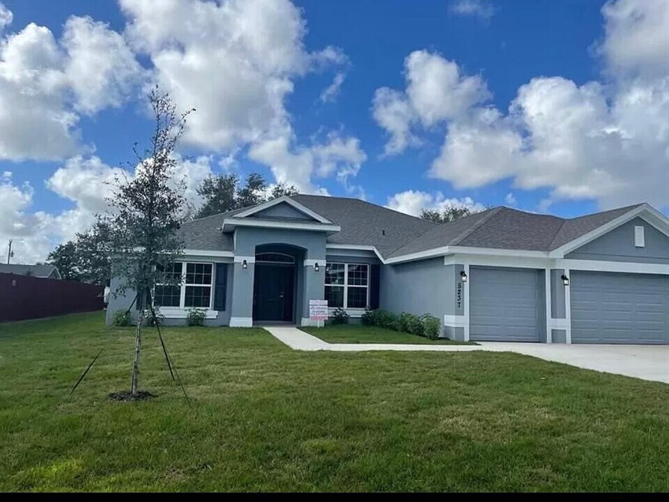 5237 NW Reba Cir in Port St. Lucie, FL - Building Photo