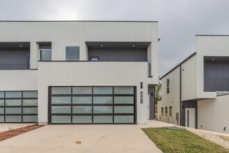 21515 Patton Ave in Lago Vista, TX - Foto de edificio - Building Photo