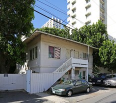 2451 Cleghorn St in Honolulu, HI - Building Photo