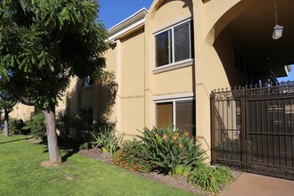 Tapestry Condominiums in Imperial Beach, CA - Foto de edificio - Building Photo