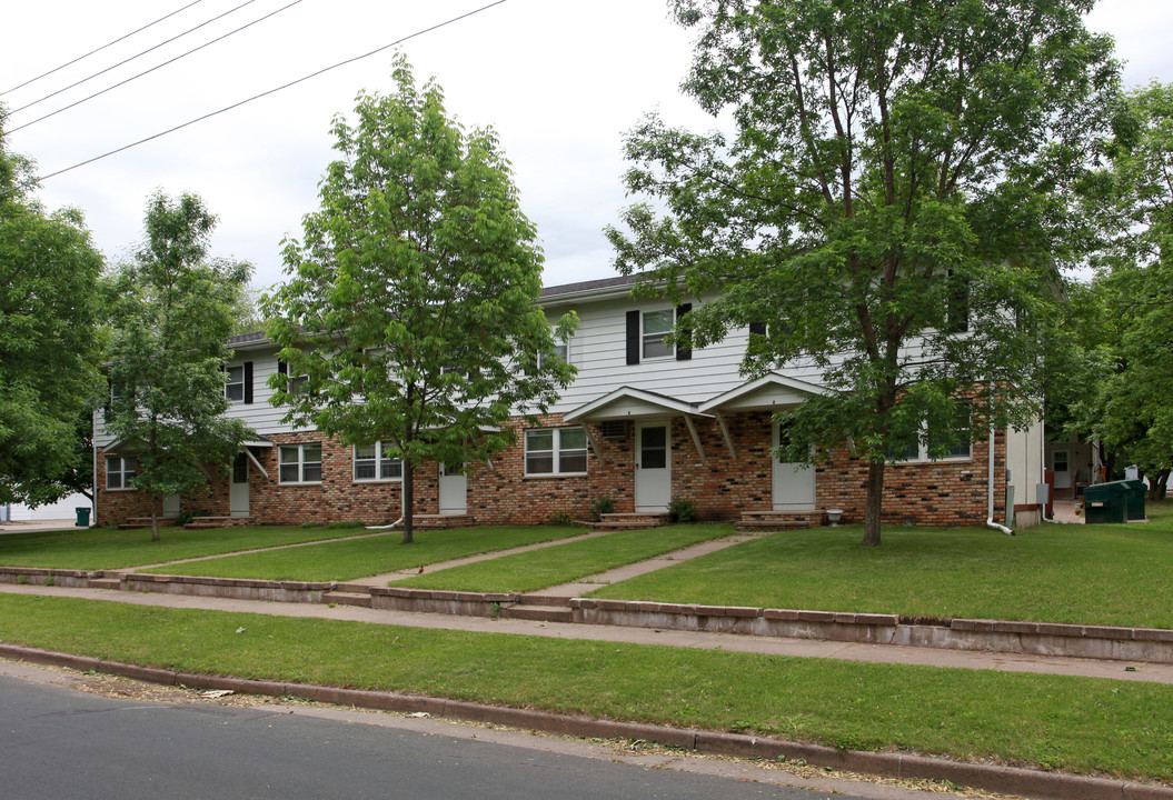 334 4th St in Hudson, WI - Building Photo