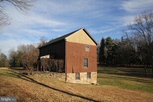 48 Poor Farm Rd in Pennington, NJ - Building Photo