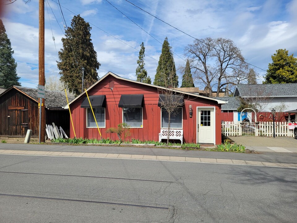 225 E C St in Jacksonville, OR - Building Photo