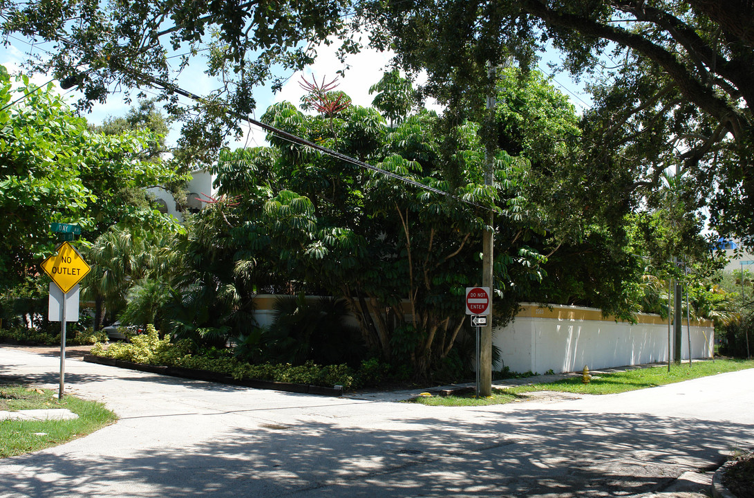 2703 Day Ave in Miami, FL - Foto de edificio