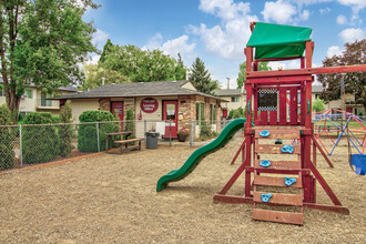 Covington Square Apartments in Aloha, OR - Foto de edificio - Building Photo