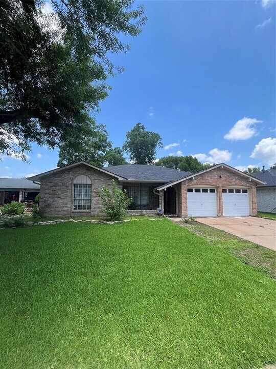 11406 Hornbrook Dr in Houston, TX - Building Photo