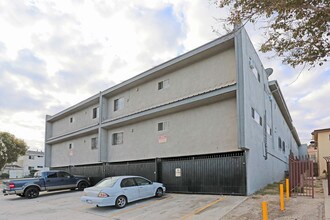 11703 Berendo Ave in Los Angeles, CA - Foto de edificio - Building Photo