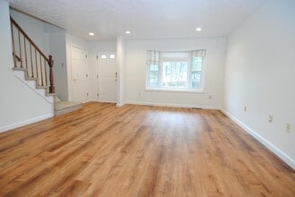 5 Cadogan Way in Nashua, NH - Building Photo - Building Photo