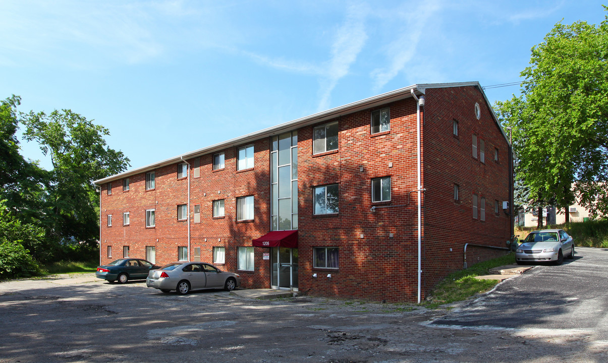 Arrowhead Apartments in North Versailles, PA - Foto de edificio