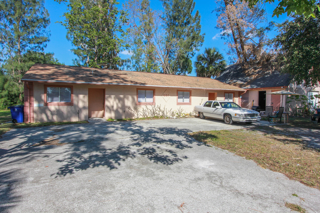 291 Lowell Ave in North Fort Myers, FL - Building Photo